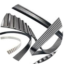 Különböző méretű szürke színű ékszíj, fogasszíj és hosszbordás szíj egymás mellett, fehér háttérrel