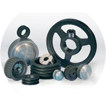 Különböző ékszíjtárcsák és fogasszíjtárcsák egymás mellett, fehér háttérrel