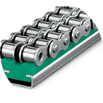 Zöld színű műanyag láncvezető profil, mely S-sínbe van csúsztatva, a tetején egy kétsoros görgőslánc van