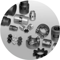 Különböző típusú és méretű körmös tengelykapcsoló és csillagbetét egymás mellett, szürke háttérrel